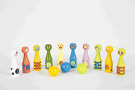 子供の10の動物ピンおよび3つの色の球が付いているボーリングをする一定の幼児の木のおもちゃ