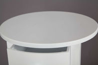 アパートの引出しと終わる白い木製の円形のコーヒー テーブルの光沢のある白